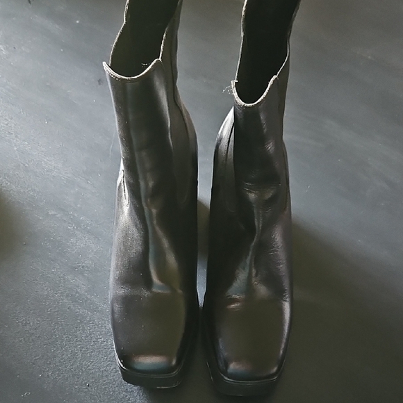 L'INTERVALLE Sleek Black Ankle Boots - Picture 1 of 4